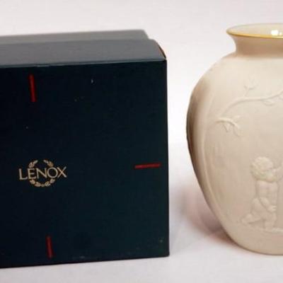 1147	LENOX CHINA HERITAGE COLLECTION, COPY OF ORIGINAL KATE SEARS VASE, APPROXIMATELY 5 1/2 IN HIGH
