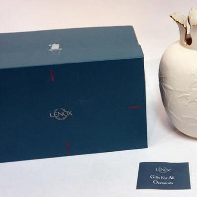 1146	LENOX CHINA HERITAGE COLLECTION, COPY OF ORIGINAL KATE SEARS VASE, APPROXIMATELY 10 IN HIGH
