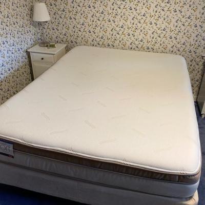 Queen Beautyrest comforpedic Loft mattress