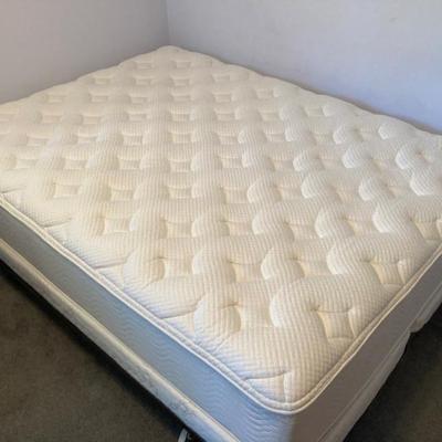 Queen Beautyrest Connoisseur mattress 