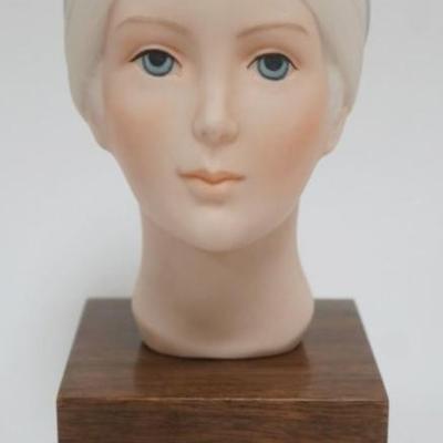 1113	LASZLO ISPANKY FIGURINE PORCELAIN HEAD OF YOUNG WOMAN ON WALNUT BASE
