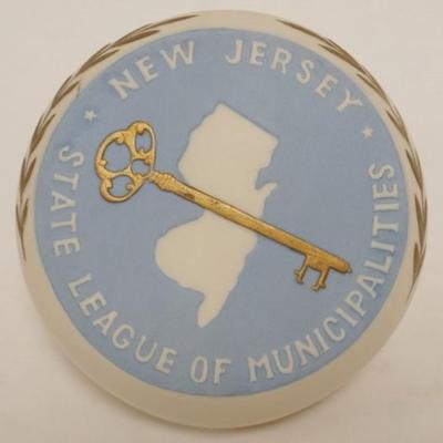 1118	LASZLO ISPANKY PORCELAIN COMMEMORATIVE NEW JERSEY GOOD GOVERNMENT KEY MOUNTED ON WALNUT BLOCK, APPROXIMATELY 8 IN, ARTIST SIGNED

