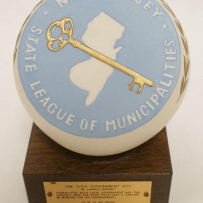 1117	LASZLO ISPANKY PORCELAIN COMMEMORATIVE NEW JERSEY GOOD GOVERNMENT KEY MOUNTED ON WALNUT BLOCK, APPROXIMATELY 8 IN
