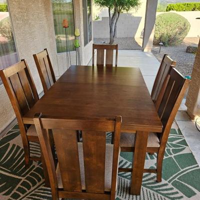 Beautiful Dining Room Table 6 Chairs. 