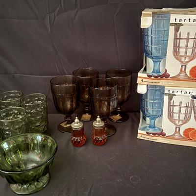 Lot 412: Large Lot of Vintage & Retro Glassware – Tartan Goblets, Cobalt Blue Tumblers, Green Glass,