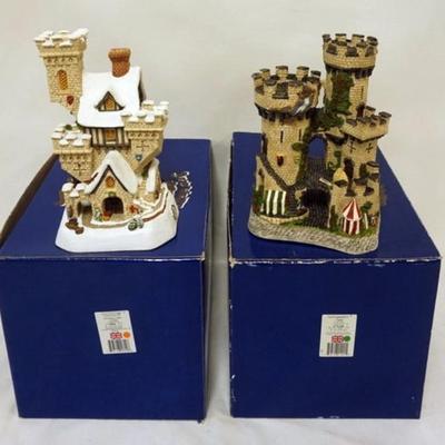 1172	2 DAVID WINTER HAND PAINTED COTTAGES, THE KINGMAKER'S CASTLE LTD AND CHRISTMAS CASTLE LTD,  APPROXIMATELY 9  IN H
