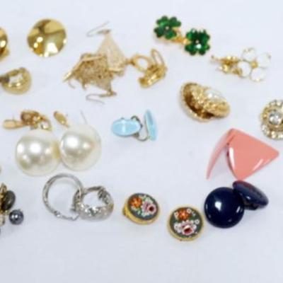 1210	24 LADIES EARRINGS INCLUDING PIERCED AND CLIP, MANY MARKED BY MAKERS SUCH AS MONET & CAROLEE
