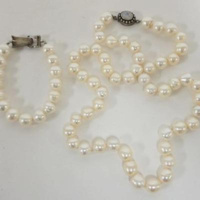 1222	BEAUTIFUL STERLING SILVER CLASP PEARL NECKLACE AND BRACELET
