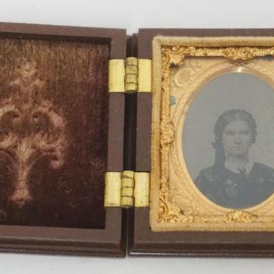 1191	TIN TYPE IN GUTTA-PERCHA CASE, APPROXIMATELY 2 IN X 2 1/4 IN
