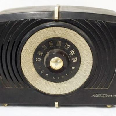 1122	RCA VICTOR TABLE TOP RADIO, APPROXIMATELY 11 IN X 6 IN X 8 IN H
