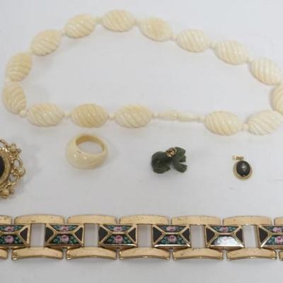 1206	JEWELRY ASSORTMENT INCLUDING ONYX PENDANT MARKED CARLA 14K/20 WEIGHING .58 DWT WITH STONES, CAMEO PIN, JADE FROG PENDANT, PAINTED...
