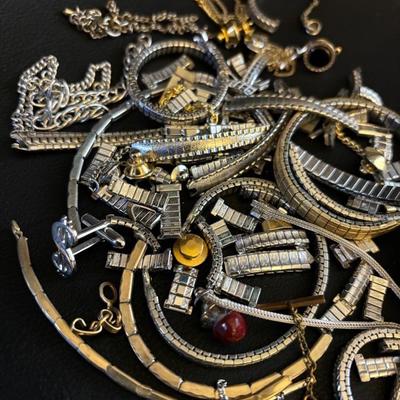 Miscellaneous Broken & Untested Jewelry 