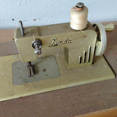 G102 Vintage Toy Sewing Machine 