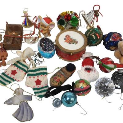 ASSORTMENT OF VINTAGE CHRISTMAS ORNAMENTS