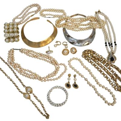 19 PIECES PEARL AND GOLD COSTUME JEWELRY