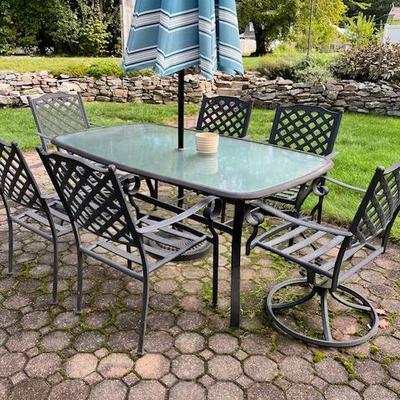 Se comes with cushions and umbrella 6 chairs