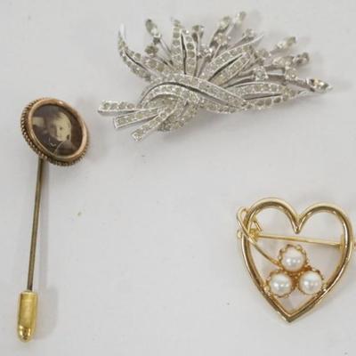 1133	ASSORTED JEWELRY INCLUDING PANETTA RHINESTONE PIN, PHOTO STICK PIN & HEART SHAPED PIN
