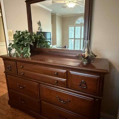 SOLD — Queen Bed Set
Includes headboard, footboard, and nightstand.
Thank you to everyone who reached out — this beautiful set has found...