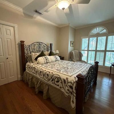 SOLD — Queen Bed Set
Includes headboard, footboard, and nightstand.
Thank you to everyone who reached out — this beautiful set has found...