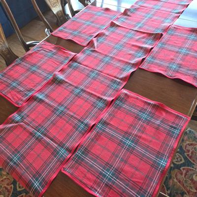 Lot #139 - Williams Sonoma Red Plaid Table Linens – Table Runner & 4 Placemats