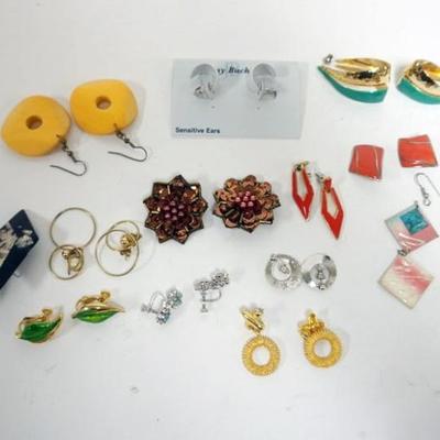 1183	13 PAIRS OF LADIES EARRINGS
