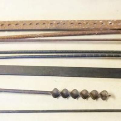 1133B	GROUP OF ASSORTED ANTIQUE IRON ITEMS INCLUDING FIREPLACE TONGS, FIREPLACE TRAMMEL, AUGER, GIMLET BIT, ETC. LARGEST PIECE...