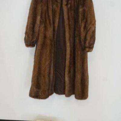 1148	TURECK PELS MINK COAT MARKED SAGA SELECTED MINK, APPROXIMATE SIZE 10-12 AND 4 FUR COLLARS
