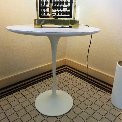 Saarinen Tulip side table