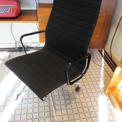 Eames Hopsack group executive chair