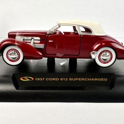 Lot #114 1937 Cord 812 Supercharged Diecast by Signature Models – Classic Car Collectible w/ Original Box
