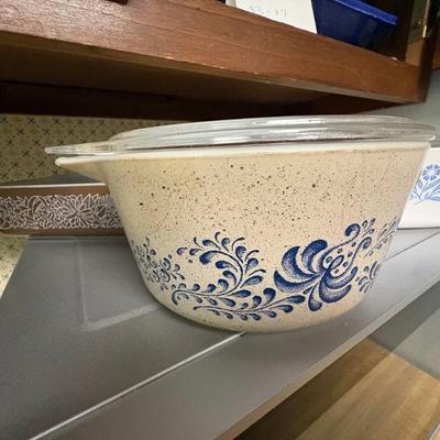 vintage Pyrex Homestead casserole dish