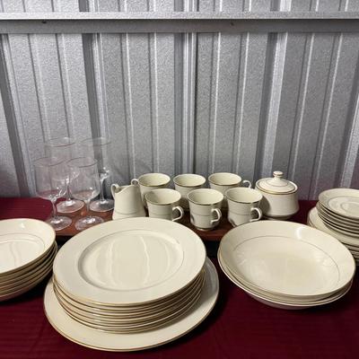 ROYAL LIMITED Golden Ivory Fine China (Japan) 