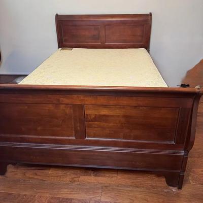 Kincade Queen Sleigh Bed 