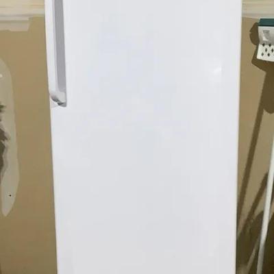 Hamilton Beach Slim Upright Freezer – Works, Clean Interior