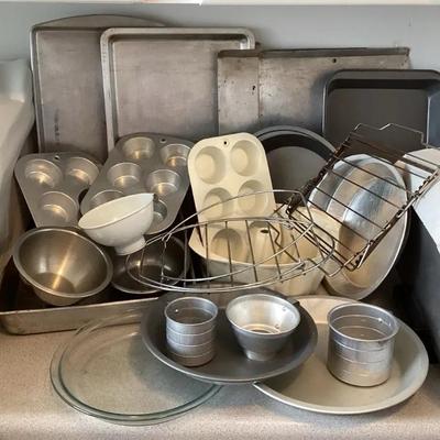 PPM104 Mystery Lot Of Baking Pans, Racks & More!