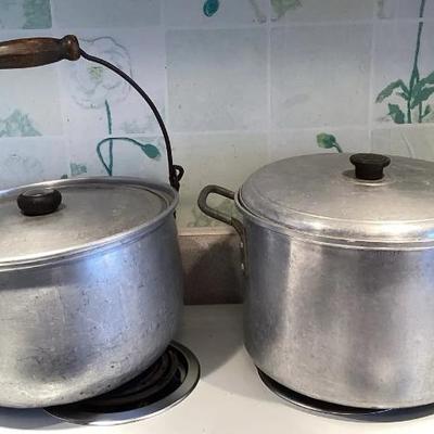PPM112 Two Large Aluminum Stock Pots With Lids