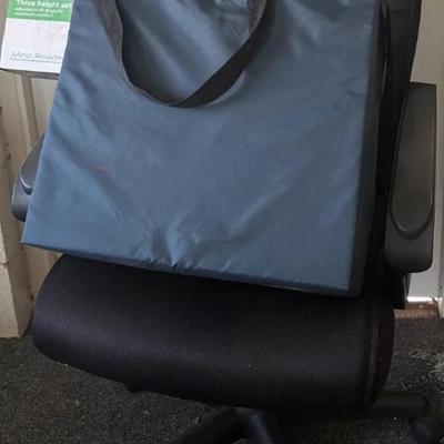 EFF101 Office Chair With Seat Cushion and Adjustable Footrest