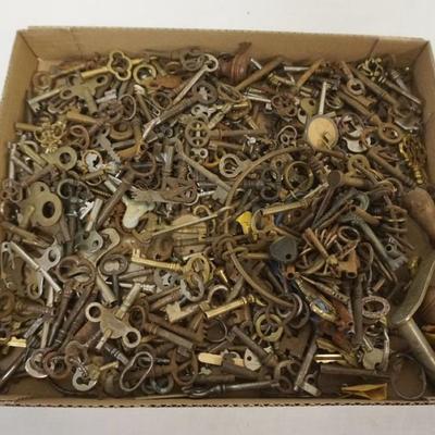 1199	LARGE ASSORTMENT OF ANTIQUE FURNITURE & CLOCK KEYS
