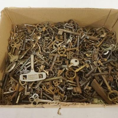1197	LARGE ASSORTMENT OF ANTIQUE FURNITURE & CLOCK KEYS
