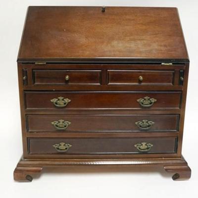 1136	MAHOGANY MINIATURE SLANT FRONT DESK JEWELRY CHEST, APPROXIMATELY 19 IN X 10 IN X 18 IN H
