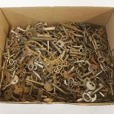 1196	LARGE ASSORTMENT OF ANTIQUE FURNITURE & CLOCK KEYS
