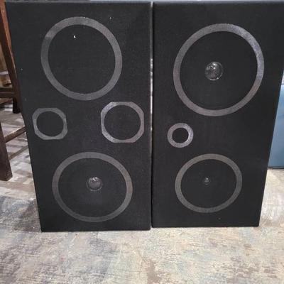 Vintage Floor Speakers: Luxurious Walnut Grain Vinyl Veneer on Particleboard