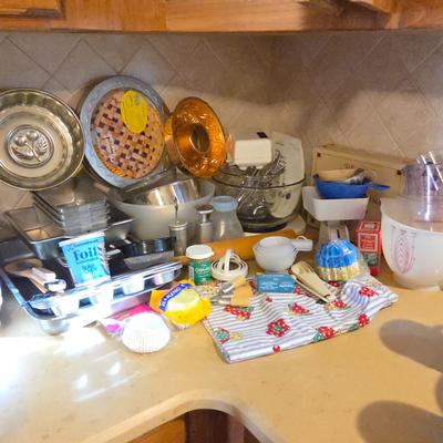Large Lot of Bakeware & Baking Supplies – Cake Pans, Pie Plates, Mixing Bowls & Kitchen Tools