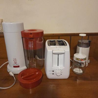Small Kitchen Appliance Lot – Iced Tea Maker, Toaster, Coffee Grinder & Gemco Spice of Life Food Chopper