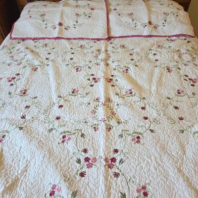 Floral Quilted Bedspread with Matching Pillow Shams – Cottage Style Bedding - Queen Size