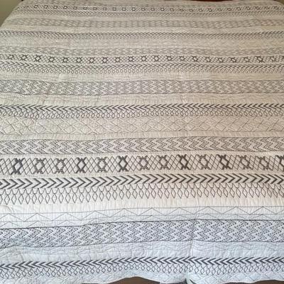 Quilt: King Size in White/Gray