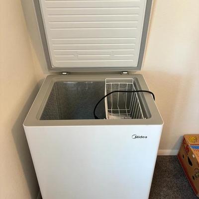 Midea Chest Freezer, 5 Cu. Ft. Volume