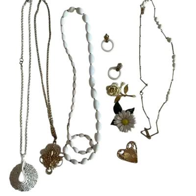 8 White And Gold Color Pieces