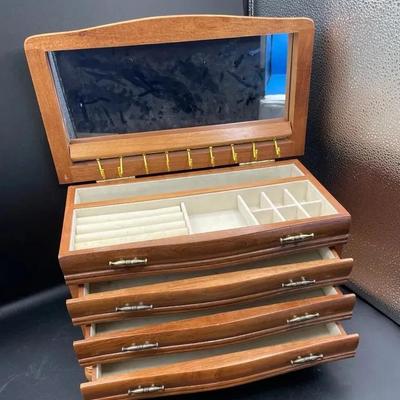 BU231 Croft & Barrow Jewelry Box