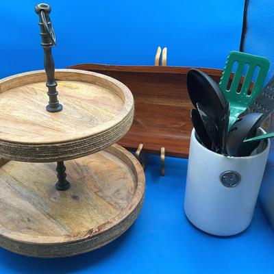 BU232 Acadia Wood Centerpiece & 2 Tier Tray